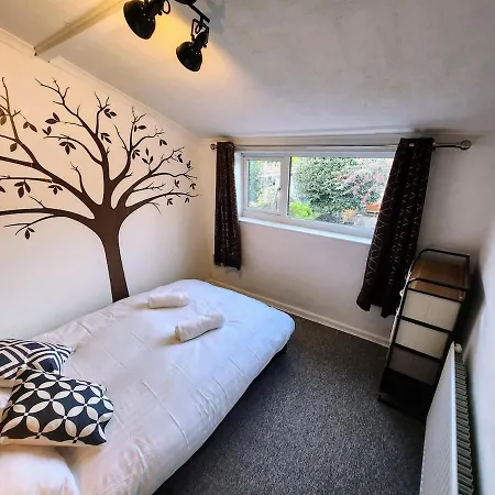 I'm A 3 Bed & A Great Location-walk To Everything