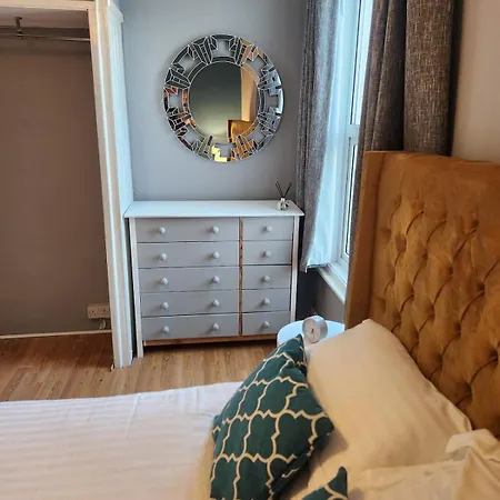 I'm A 3 Bed & A Great Location-walk To Everything *