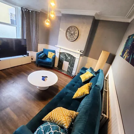 I'm A 3 Bed & A Great Location-walk To Everything *