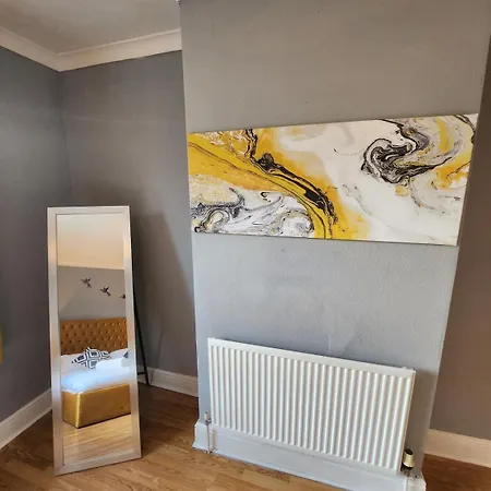I'm A 3 Bed & A Great Location-walk To Everything *