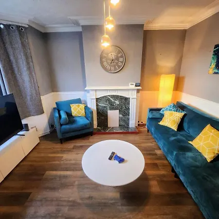 I'm A 3 Bed & A Great Location-walk To Everything