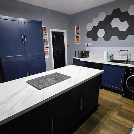 I'm A 3 Bed & A Great Location-walk To Everything